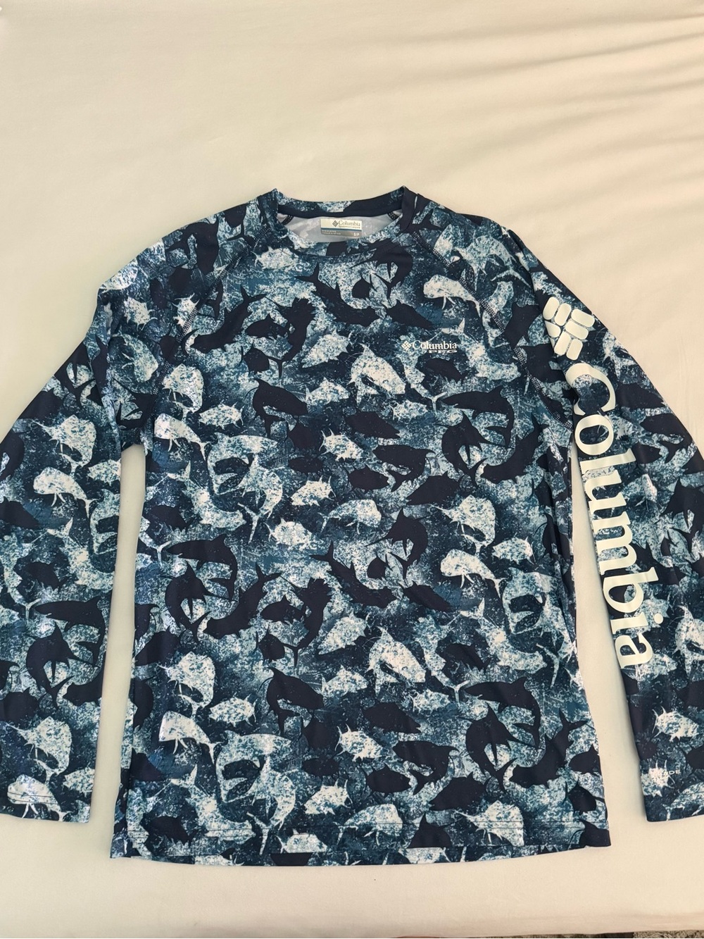 Men's Columbia PFG long sleeved men's dri- fit top size small.  EUC.